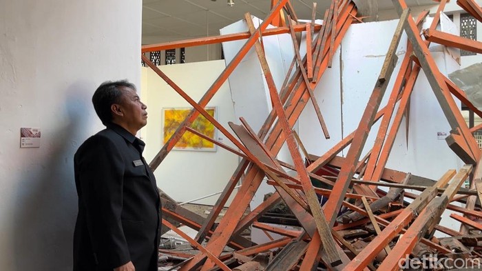 Atap Gedung Pusat Kebudayaan di Bandung roboh
