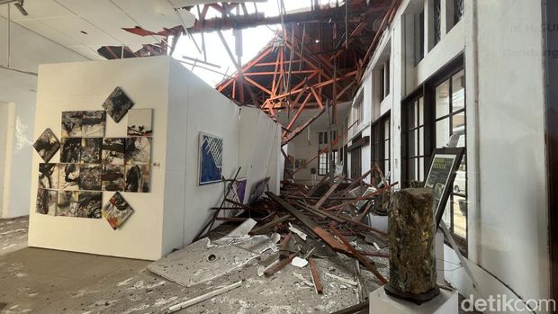 Atap Gedung Pusat Kebudayaan di Bandung roboh