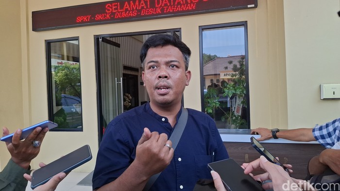 Ayah kandung siswa SMP korban pemukulan diwawancarai di Polresta Bogor Kota (M Sholihin/detikcom)