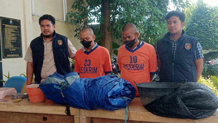 Bandar dan penjudi sabung ayam di Kediri saat ditangkap