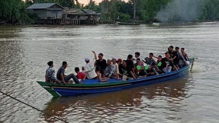 Nasib tragis menimpa rombongan santri di Kabupaten Banjar, Kalimantan Selatan (Kalsel) usai perahu yang ditumpangi tenggelam di Sungai Barito.