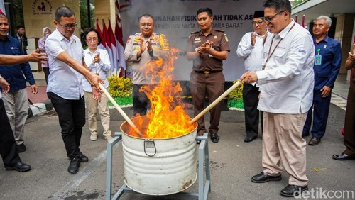 Bank Indonesia (BI) NTB dan Polda NTB musnahkan 8.307 lembar uang palsu di Kantor BI, Kota Mataram, Selasa (29/10/2024). (Nathea Citra/detikBali)