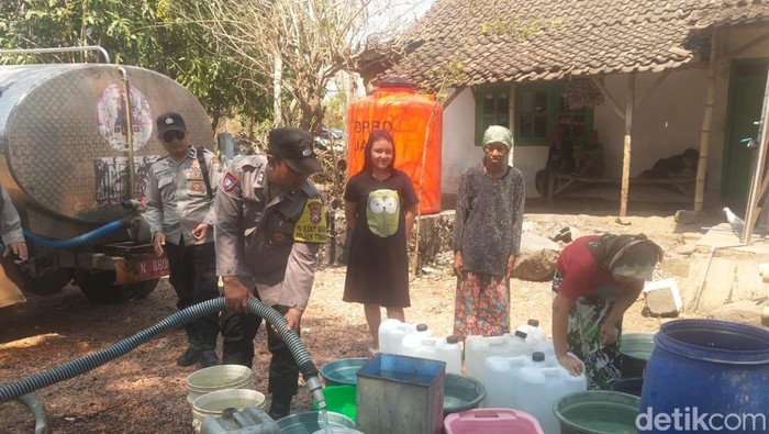 Bantuan air bersih didistribusikan ke Kota Probolinggo