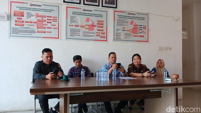Bawaslu Mamuju saat konferensi pers kasus pelanggaran netralitas ASN.