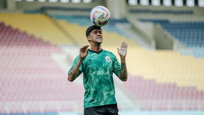 Gelandang PSS Sleman, Betinho saat pemanasan jelang lawan Persita, Minggu (27/10/2024).