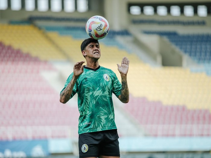 Gelandang PSS Sleman, Betinho saat pemanasan jelang lawan Persita, Minggu (27/10/2024).