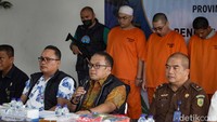 Pelaku dijerat pasal 112, 114, dan 115 UU Narkotika dengan ancaman maksimal pidana hukuman mati. 