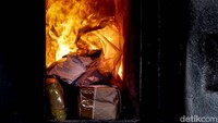 Barang haram itu dimusnahkan dengan cara dibakar. 