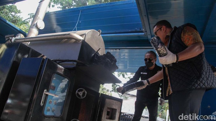 BNNP DKI Jakarta Musnahkan Ganja-Sabu, 4 Orang Ditangkap Badan Narkotika Nasional Provinsi (BNNP) DKI Jakarta menangkap 4 orang terkait kasus narkoba golongan I. Barang bukti sabu dan ganja turut dimusnahkan.