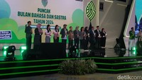 Badan Bahasa juga memberikan penghargaan kepada seluruh pemenang kompetisi yang diselenggarakan seperti pemenang festival film pendek berbahasa daerah, festival musikalisasi puisi, lomba cerdas cermat mengulas buku, lomba mendongeng bagi penyandang disabilitas netra, dan lomba monolog pesan pujangga. Penghargaan Apresiasi Giat Uji Kemahiran Berbahasa Indonesia (UKBI) Adaptif Merdeka di tingkat SMP, SMA, dan lembaga juga diberikan pada momen ini. Foto: Devita Savitri/detikEdu