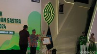 Tahun ini, perayaan Bulan Bahasa kembali memberikan penghargaan Tokoh Cermat Berbahasa Indonesia. Penghargaan ini diberikan kepada Ketua Komisi X DPR RI Hetifah Sjaifudian. Foto: Devita Savitri/detikEdu