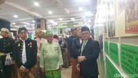Peresmian pameran dimulai dengan saling berbalas pantun antara Kepala Badan Bahasa Prof Endang Aminudin Aziz, MA, PhD dan Mendikdasmen Prof Abdul Muti MEd. Setelahnya, Amin mengajak Mendikdasmen Abdul Muti, Menteri Dikti, Sains dan Teknologi Satryo Soemantri Brodjonegoro, serta Menteri Kebudayaan Fadli Zon berkeliling pameran.  Foto: Devita Savitri/detikEdu