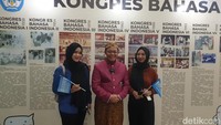 Pameran Bulan Bahasa dan Sastra menjadi hajatan pegiat bahasa Indonesia. Termasuk di antaranya yaitu Evika (kiri berbaju biru) dan Evita (kanan berbaju oranye), mahasiswi PPG Prajabatan asal Lampung.Evika dan Evita datang khusus ke Pameran Bulan Bahasa dan Sastra menggunakan motor dari Lampung. Dengan datang ke pameran, Evita mengaku banyak mendapat materi baru untuk meningkatkan kompetensinya sebagai calon guru. Foto: Devita Savitri/detikEdu