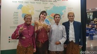 Bulan Bahasa dan Sastra 2024 dirayakan dengan berbagai kegiatan, termasuk Festival Handai Indonesia (FHI). FHI merupakan sebuah kompetisi khusus warga negara asing yang mampu berbahasa Indonesia.Diselenggarakan sejak 2020, FHI tahun ini menggelar 7 lomba, yakni berpidato, bercerita, bernyanyi, berpuisi, berpantun, membawakan reportase, dan bersurat. Para pemenang juga ikut hadir pada malam puncak Bulan Bahasa dan Sastra 2024 yang diiselenggarakan di Jakarta pada 28 Oktober 2024 malam. Foto: Devita Savitri/detikEdu