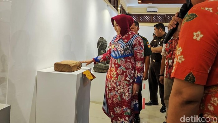 Bupati Sri Mulyani saat meresmikan hingga mengunjungi Museum Daerah Klaten, Selasa (29/10/2024).
