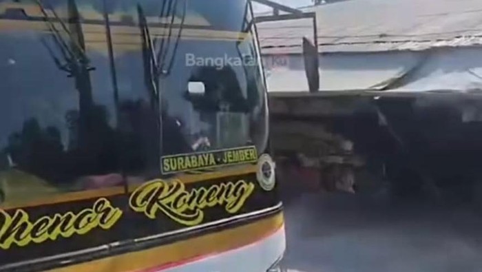 Bus Akas yang diduga memepet Bus Trans Jatim di akses Jembatan Suramadu.