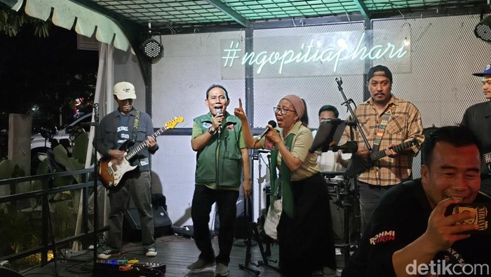 Calon Wakil Gubernur (Cawagub) Nusa Tenggara Barat (NTB) nomor urut 1 Musyafirin menyapa ratusan milenial di Kava Coffe & Eatery Mataram pada Selasa (29/10/2024). (Helmy Akbar / detikBali)