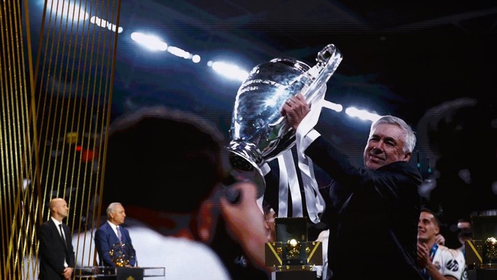 Soccer Football - Ballon dOr - Theatre du Chatelet, Paris, France - October 28, 2024 Jordi Cruyff and Hristo Stoichkov present Real Madrid coach Carlo Ancelotti on winning the mens coach of the year REUTERS/Sarah Meyssonnier