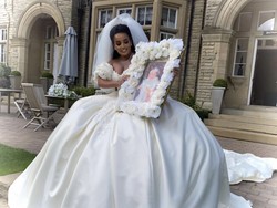 Pengantin Viral dengan Gaun Raksasa Seberat 127 Kg & Panjang 7 Meter