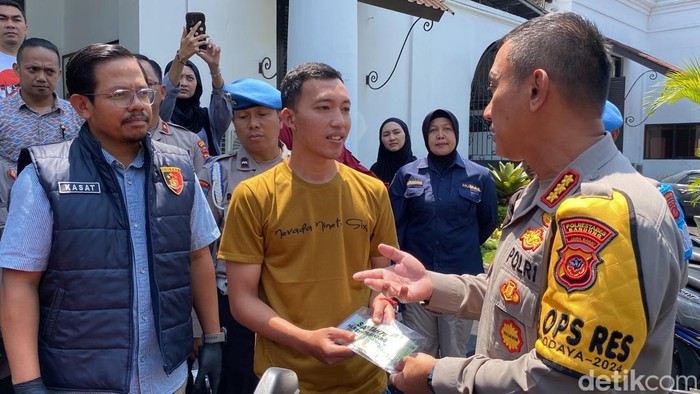 Cecep saat menerima kembali sepeda motornya yang hilang