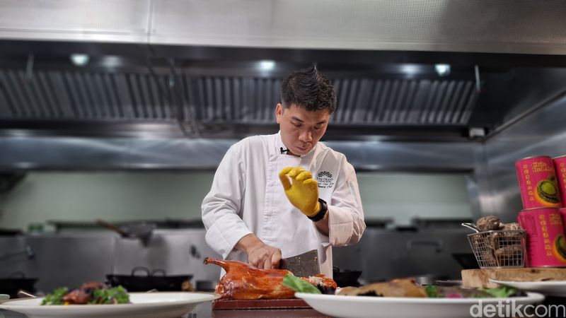Chef Hing Spesialis Hidangan Kanton di The Trans Luxury Hotel Bandung