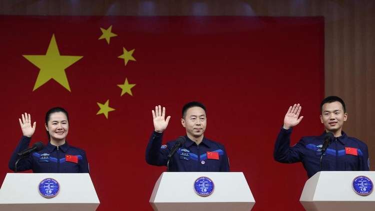 Astronauts Cai Xuzhe, Song Lingdong and Wang Haoze attend a press conference before the Shenzhou-19 spaceflight mission to Chinas Tiangong space station, at Jiuquan Satellite Launch Center, near Jiuquan, Gansu province, China October 29, 2024. REUTERS/Florence Lo