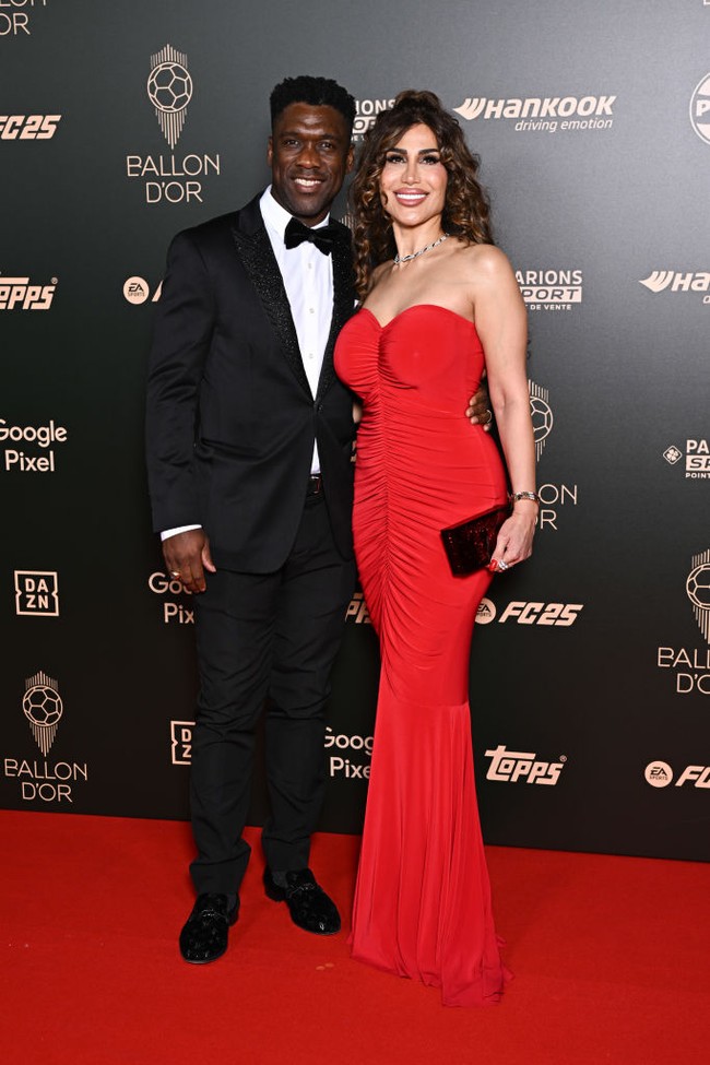 Clarence Seedorf mantan pemain sepak bola dan manajer sepak bola Belanda ikut menghadiri pesta Ballon d’Or 2024 di Paris. Clarence ditemani istrinya Sophia Makramati yang tampil dengan gaun sleevless merah potongan mermaid. Foto: Corbis via Getty Images/Stephane Cardinale - Corbis