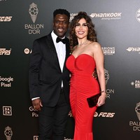 Clarence Seedorf mantan pemain sepak bola dan manajer sepak bola Belanda ikut menghadiri pesta Ballon d’Or 2024 di Paris. Clarence ditemani istrinya Sophia Makramati yang tampil dengan gaun sleevless merah potongan mermaid. Foto: Corbis via Getty Images/Stephane Cardinale - Corbis