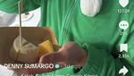 Denny Sumargo Cicip Salt Bread hingga Mochi Viral di Korea