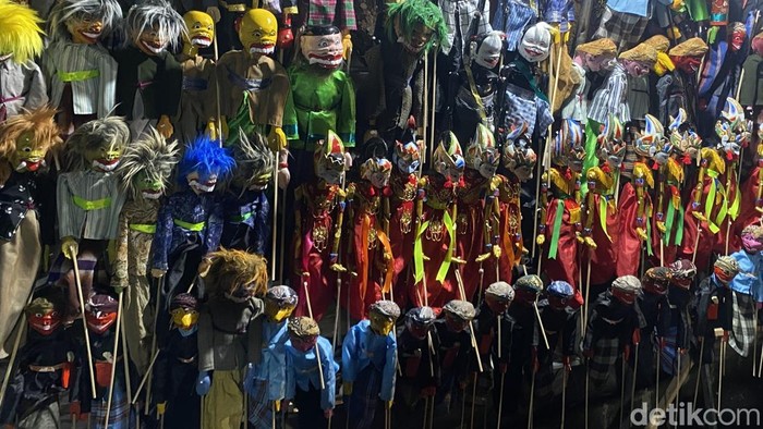 Deretan wayang golek yang diperjualbelikan di acara pagelaran wayang golek Dadan Sunandar Sunarya, Universitas Pendidikan Indonesia. Jumat (25/10/2024).