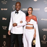 Pemain sepak bola Pantai Gading Didier Drogba tampil mencuri perhatian bersama kekasihnya, Gabrielle Lemaire, di pesta Ballon d’Or 2024. Saat sebagian besar pemain bola hadir dengan setelan jas hitam, Drogba memakai jas putih. Dan Lemaire tampil dengan gaun putih detail cut out yang mengekspos perut langsingnya. Foto: Corbis via Getty Images/Stephane Cardinale - Corbis