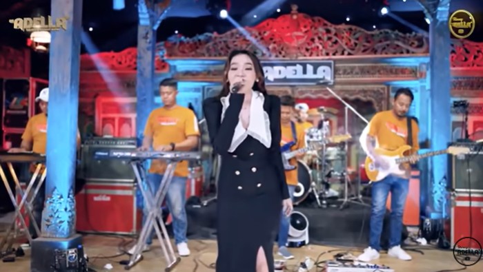 Difarina Indra Adella menyanyikan lagu Sekti.
