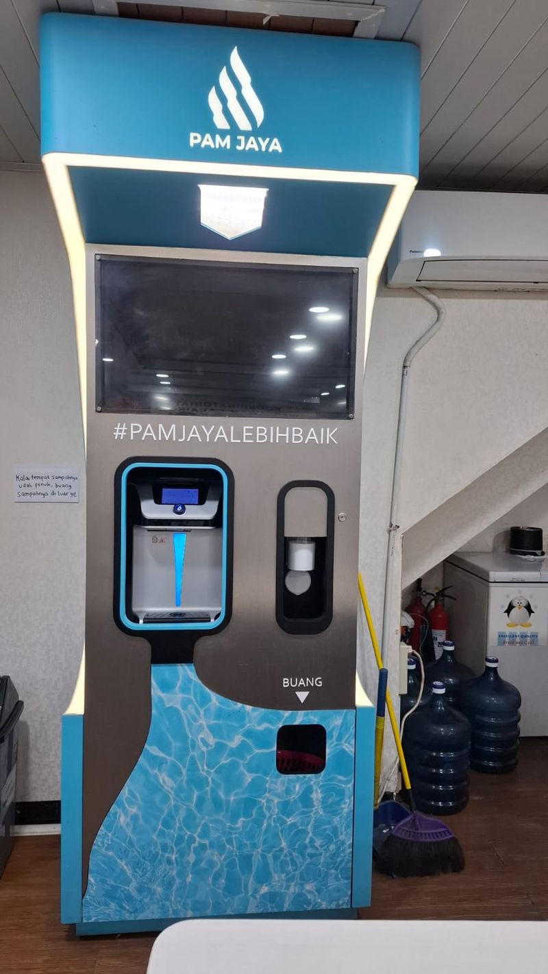 Dispenser Air Minum yang Tersambung dengan Keran