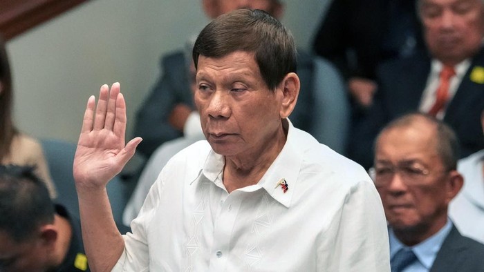 Eks Presiden Duterte Tolak Minta Maaf Soal Perangi Narkoba di Filipina Former Philippine President Rodrigo Duterte gestures during a senate inquiry on the so-called war on drugs during his administration at the Philippine Senate Monday, Oct. 28, 2024, in Manila, Philippines. (AP Photo/Aaron Favila)