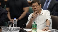 Duterte mengklaim telah menginstruksikan polisi untuk tidak menyalahgunakan kekuasaan. Menurutnya, penggunaan kekerasan hanya dibenarkan untuk membela diri.      