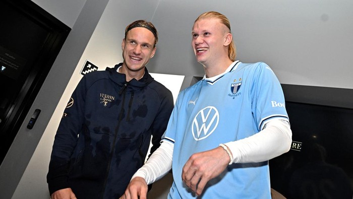 Soccer Football - Allsvenskan - Malmo FF v IFK Gothenburg - Malmo, Sweden - October 28, 2024 Malmo FFs Erik Botheim with Manchester Citys Erling Haaland after the match Andreas Hillergren/TT News Agency via REUTERS     ATTENTION EDITORS - THIS IMAGE WAS PROVIDED BY A THIRD PARTY. SWEDEN OUT. NO COMMERCIAL OR EDITORIAL SALES IN SWEDEN.