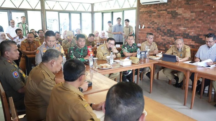 Forkopimda Kabupaten Bogor meninjau pembangunan pos gabungan di sekitar kediaman Presiden Prabowo Subianto di Hambalang. (dok Istimewa)