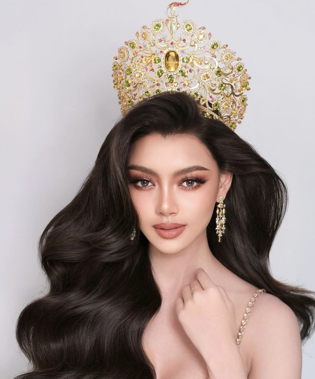 Miss Grand International (MGI) menjadi sorotan publik setelah pencopotan gelar runner-up Kedua milik kontestan asal Myanmar Thae Su Nyein. Pengumuman tersebut terjadi setelah drama di atas panggung saat penobatan Miss Grand International 2024 di Thailand pada Jumat (25/10/2024). Foto: dok. Instagram @thaesunyeinnn