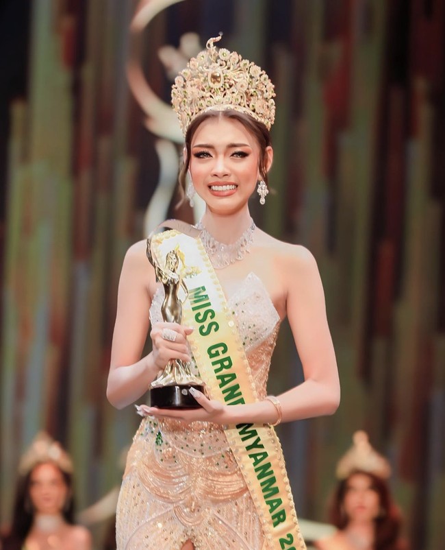 Drama ini bermula ketika Direktur Nasional Miss Grand Myanmar Htoo Ant Lwin secara tiba-tiba mencopot mahkota dan selempang Thae Su Nyein di atas panggung setelah ia diumumkan sebagai runner-up kedua kalah dari Miss Grand India, Rachel Kupta. Foto: dok. Instagram @thaesunyeinnn