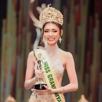 Drama ini bermula ketika Direktur Nasional Miss Grand Myanmar Htoo Ant Lwin secara tiba-tiba mencopot mahkota dan selempang Thae Su Nyein di atas panggung setelah ia diumumkan sebagai runner-up kedua kalah dari Miss Grand India, Rachel Kupta. Foto: dok. Instagram @thaesunyeinnn