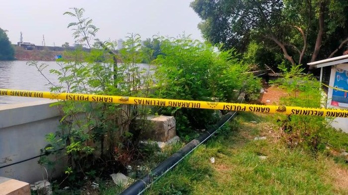 Garis polisi di lokasi penemuan jenazah perempuan tanpa kepala di Pelabuhan Muara Baru, Jakarta Utara, Selasa (29/10/2024). ANTARA/HO-Polisi