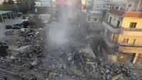 Tentara Israel sebelumnya telah mengatakan kepada penduduk di sejumlah bagian pusat kota Tyre untuk meninggalkan kota itu, dan memperingatkan bahwa mereka akan menyerang target-target Hizbullah di sana. 