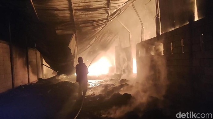 Gudang barang bekas atau rongsokan di Kelurahan Kandang Jati Kulon, Kecamatan Kraksaan Kabupaten Probolinggo, terbakar