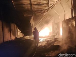 Gudang Rongsokan di Probolinggo Ludes Dilalap Api