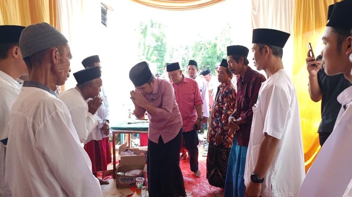 Gus Fawait saat bertemu para guru ngaji