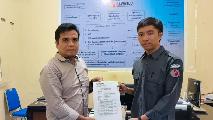 Ifan Supriadi saat menyerahkan laporan di Bawaslu NTB, Selasa (29/10/2024). (Helmy Akbar/detikBali)