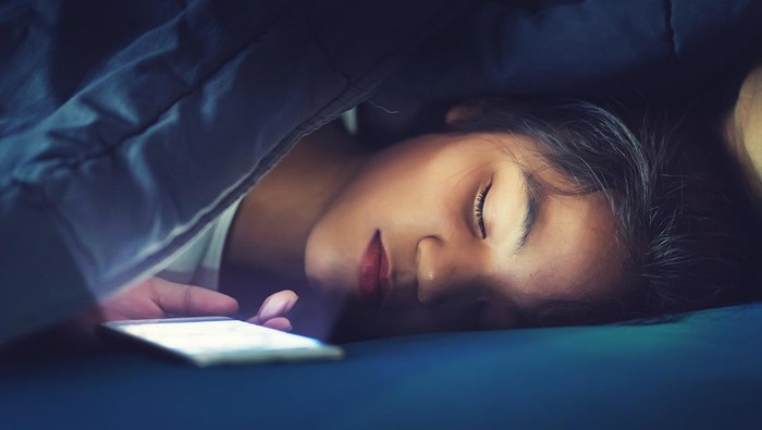 Ilustrasi tidur dekat HP