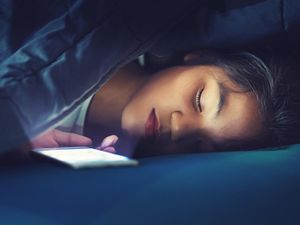 Bahaya Menaruh Handphone di Bawah Bantal Saat Tidur