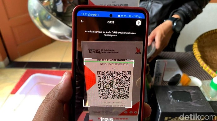 Ilustrasi transaksi digital menggunakan QRIS BRI. Foto: Wisma Putra/detikJabar