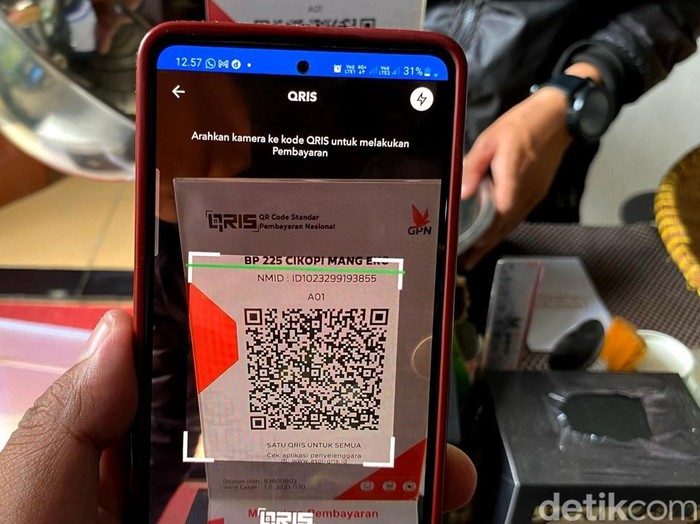 Ilustrasi transaksi digital menggunakan QRIS BRI. Foto: Wisma Putra/detikJabar